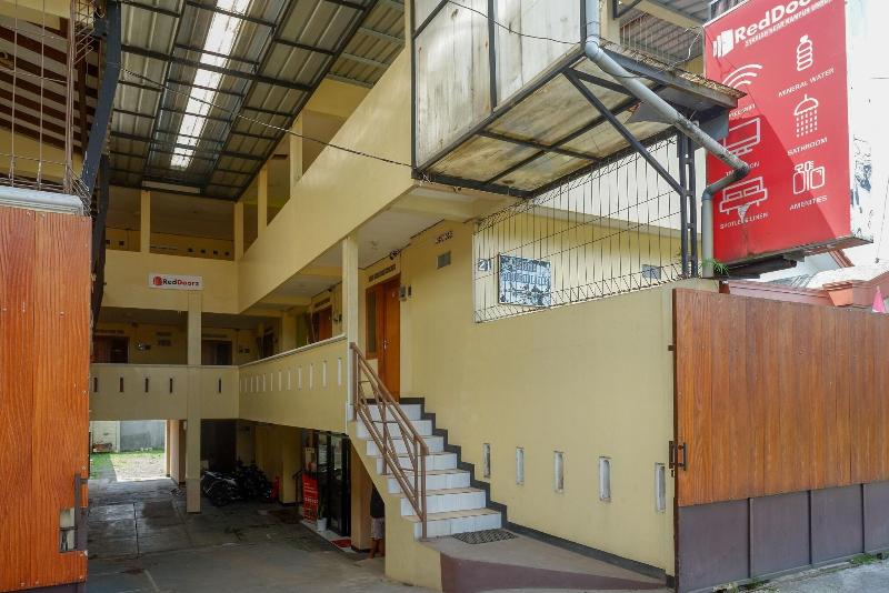 Formerly RedDoorz Syariah near GOR Satria 4 image