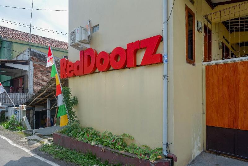 Formerly RedDoorz Syariah near GOR Satria 4 image