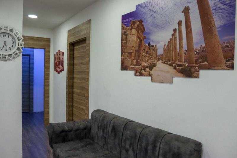 Twins Downtown Hotel image