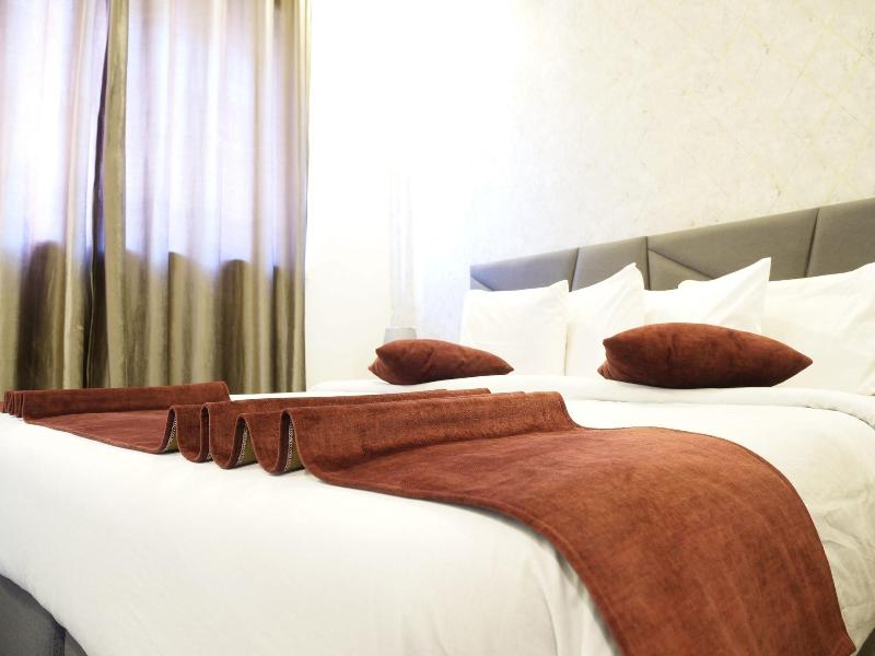 Twins Downtown Hotel image