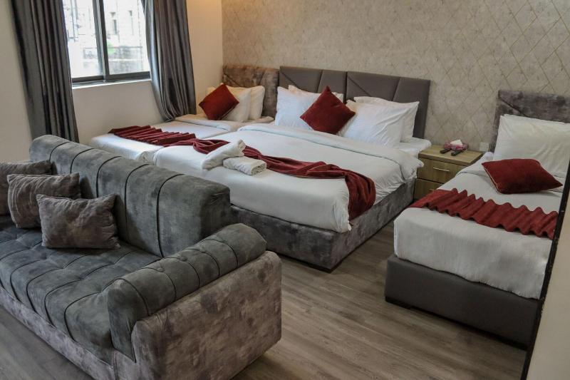 Twins Downtown Hotel image