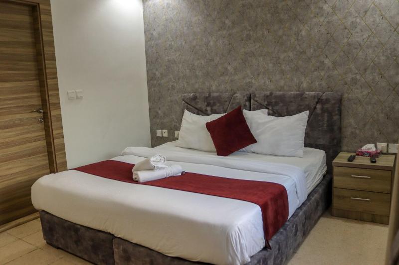 Twins Downtown Hotel image