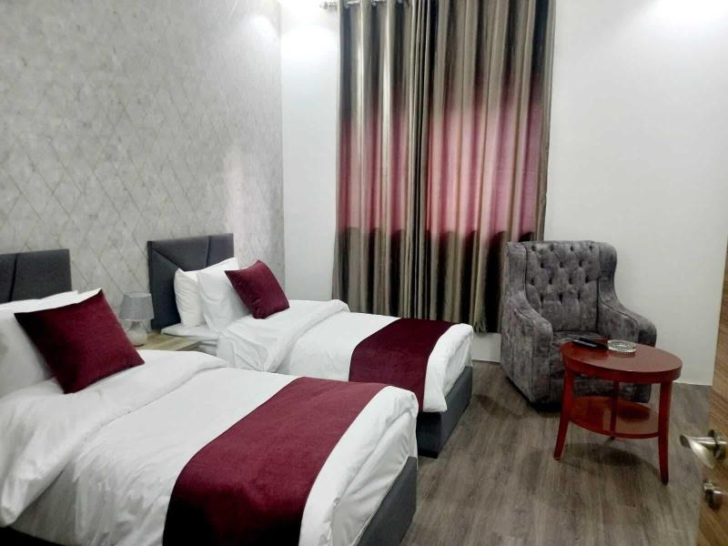 Twins Downtown Hotel image