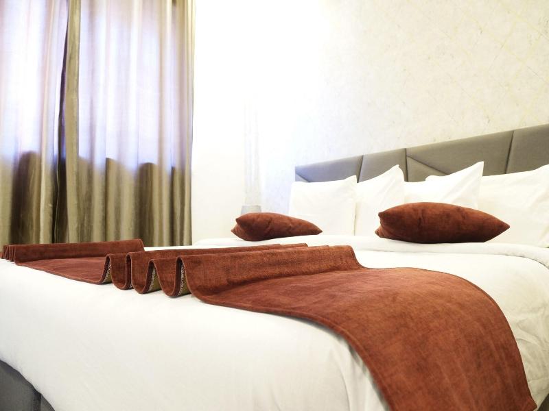 Twins Downtown Hotel image