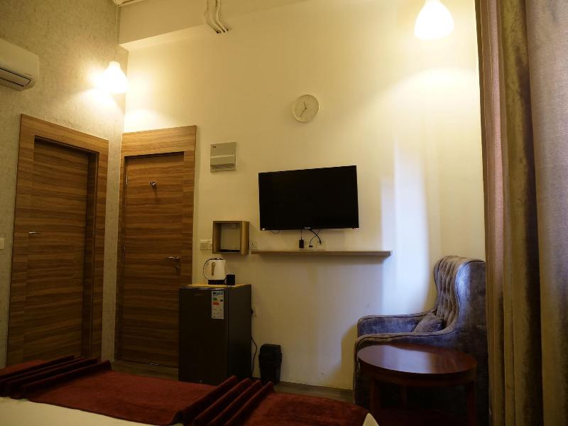 Twins Downtown Hotel image