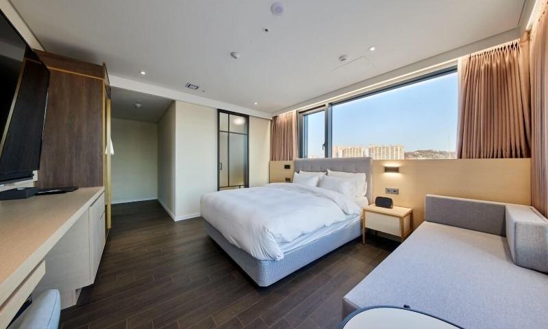 H1 Hotel image