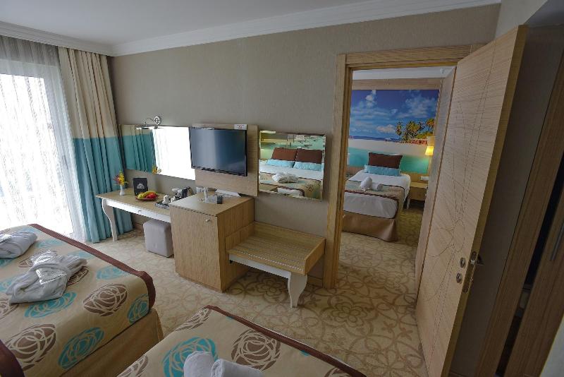 Hotel Izgrev Spa & Aqua Park image