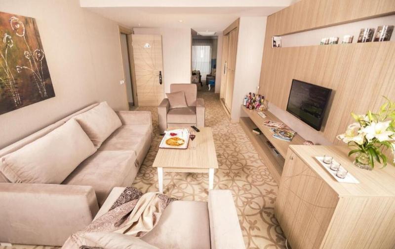 Hotel Izgrev Spa & Aqua Park image