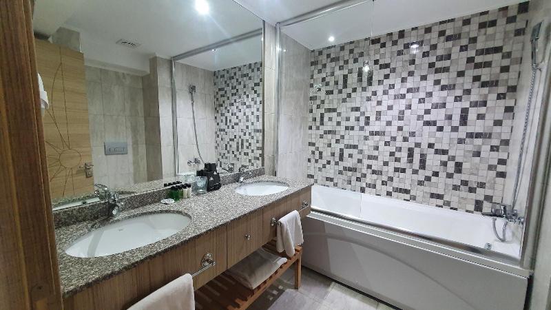 Hotel Izgrev Spa & Aqua Park image