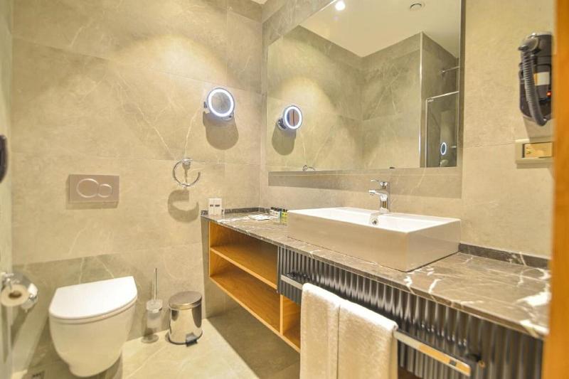 Qua Comfort Hotel image