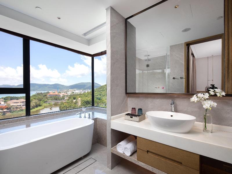 Holiday Inn and Suites Sanya Yalong Bay image