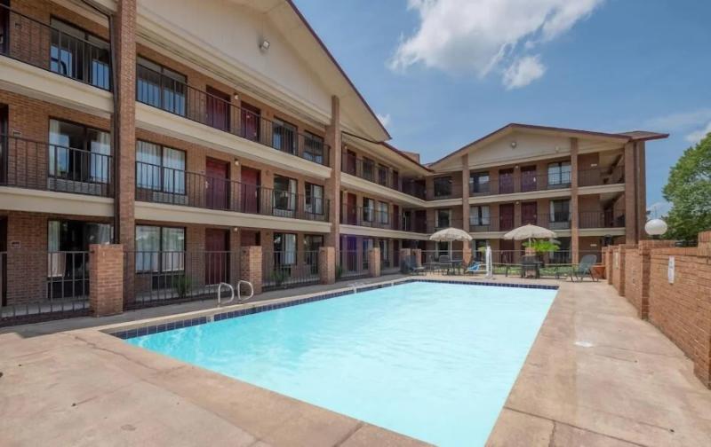 Days Inn & Suites By Wyndham Bossier City image