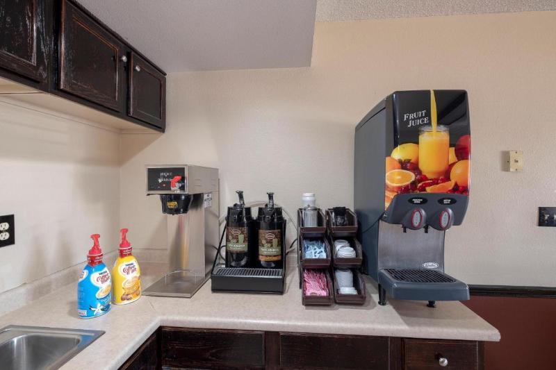 Days Inn & Suites By Wyndham Bossier City image