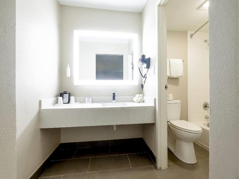 Days Inn & Suites By Wyndham Bossier City image