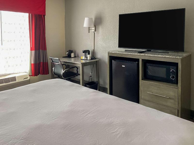 Clarion Pointe Greensboro Coliseum Area image