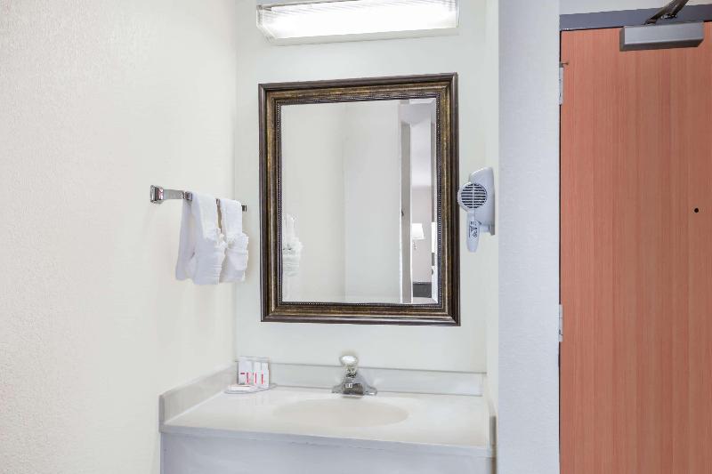 Clarion Pointe Greensboro Coliseum Area image