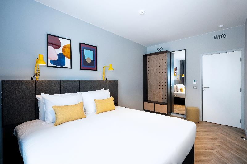 Staycity Aparthotels Paris La Defense image