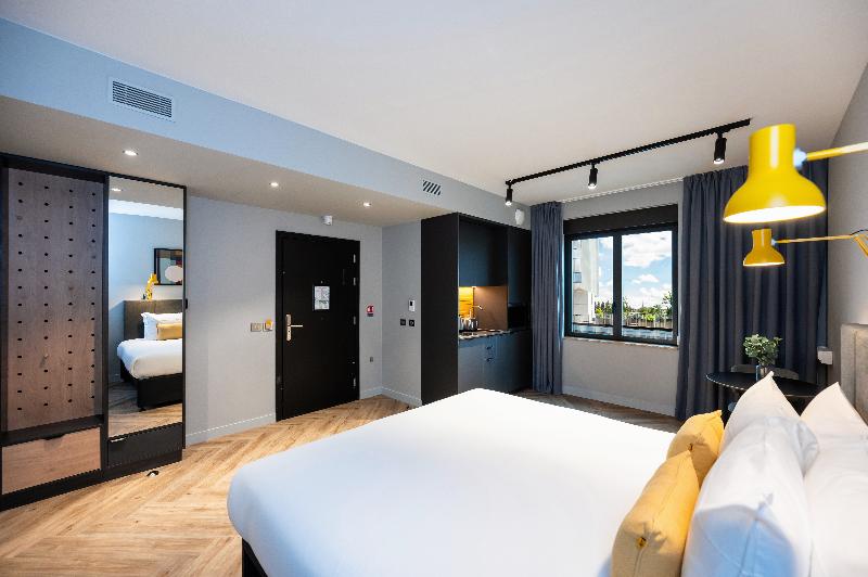 Staycity Aparthotels Paris La Defense image