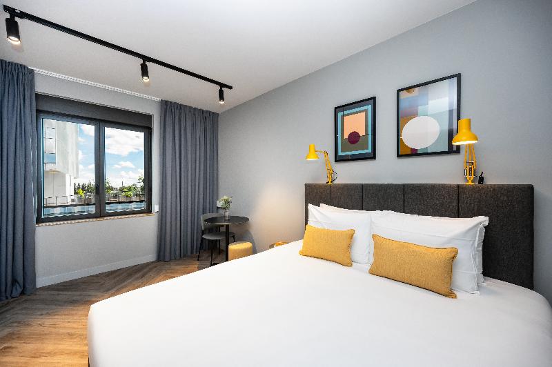 Staycity Aparthotels Paris La Defense image
