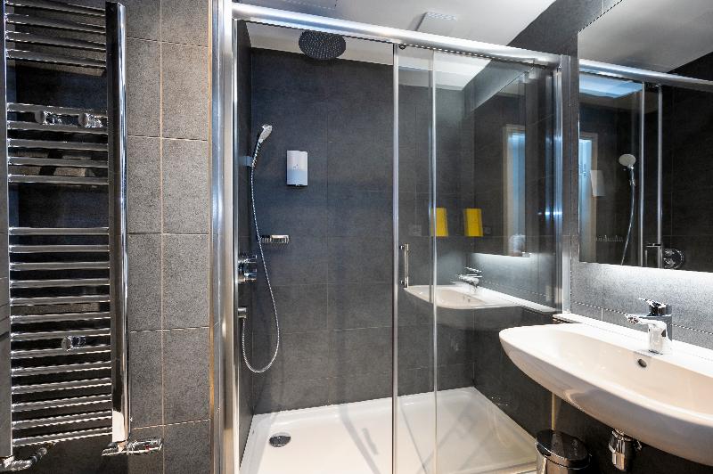 Staycity Aparthotels Paris La Defense image