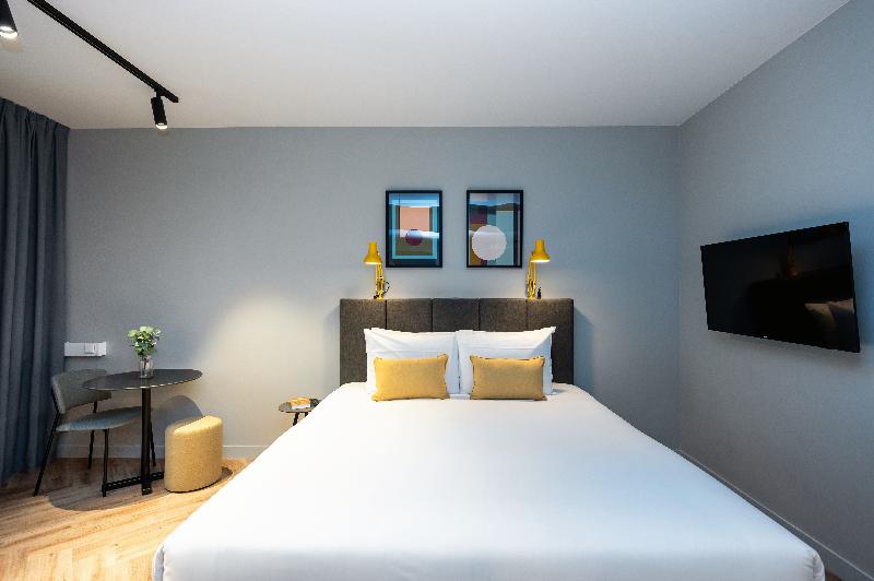 Staycity Aparthotels Paris La Defense image