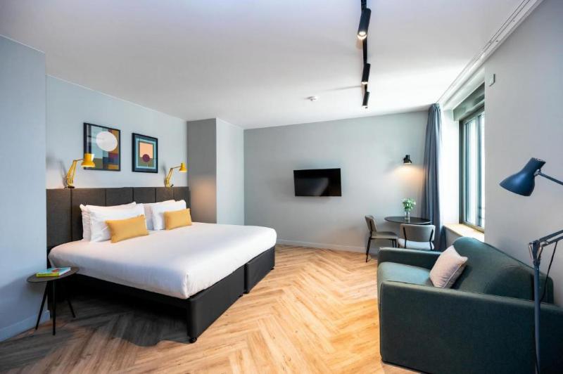 Staycity Aparthotels Paris La Defense image