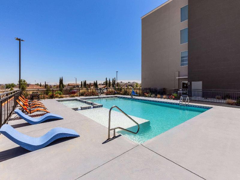 La Quinta Inn Suites Wyndham El Paso East Loop-375 image