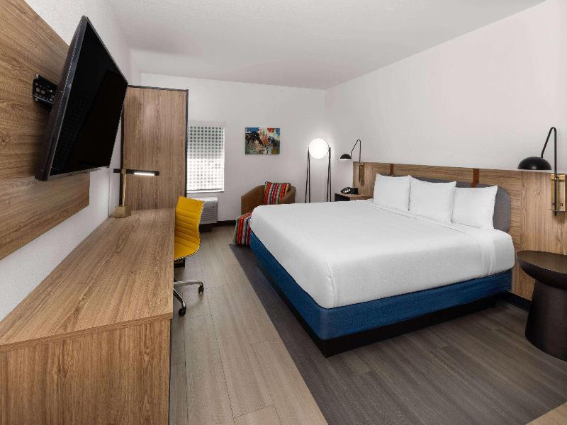 La Quinta Inn Suites Wyndham El Paso East Loop-375 image
