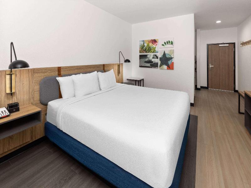 La Quinta Inn Suites Wyndham El Paso East Loop-375 image