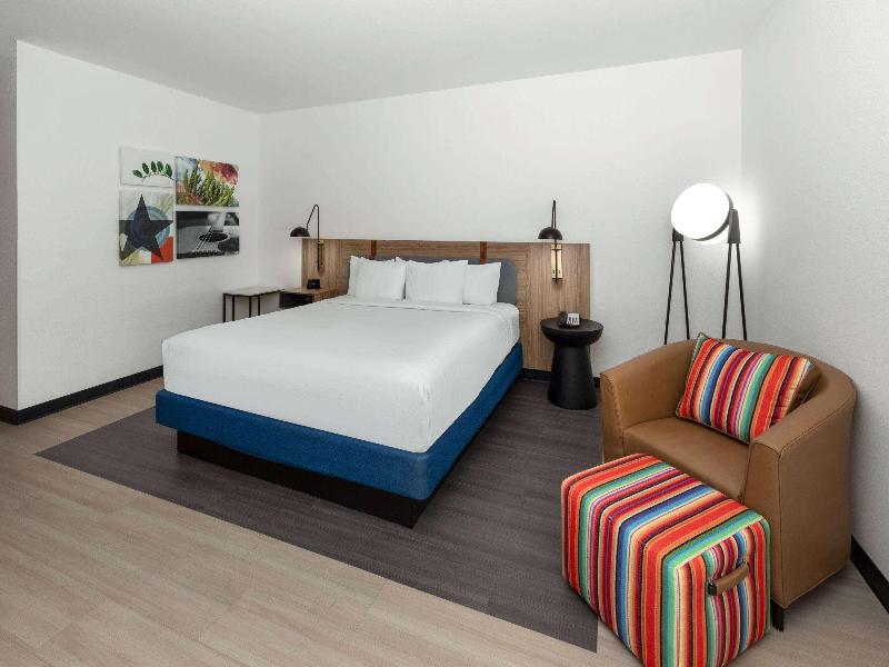 La Quinta Inn Suites Wyndham El Paso East Loop-375 image