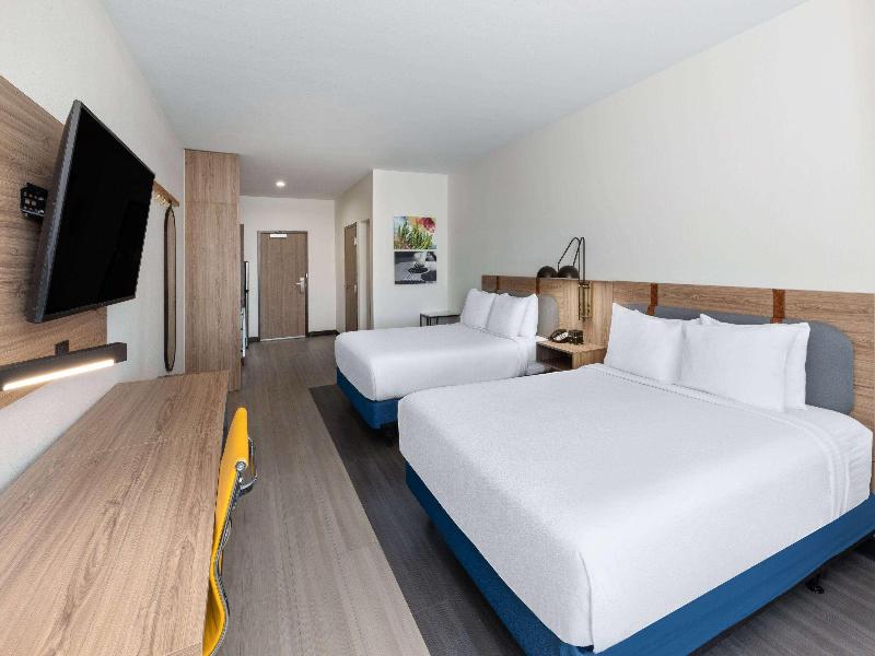 La Quinta Inn Suites Wyndham El Paso East Loop-375 image