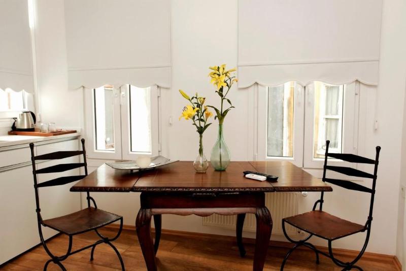 The White Swan Suites image