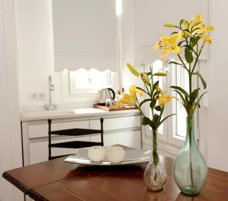 The White Swan Suites image