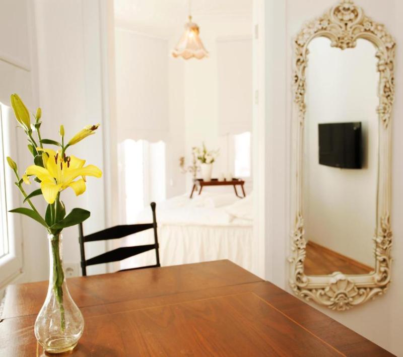 The White Swan Suites image