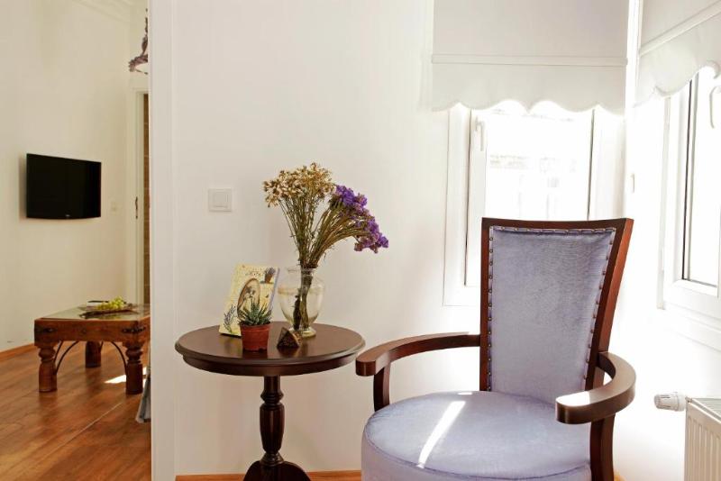 The White Swan Suites image