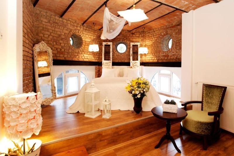 The White Swan Suites image