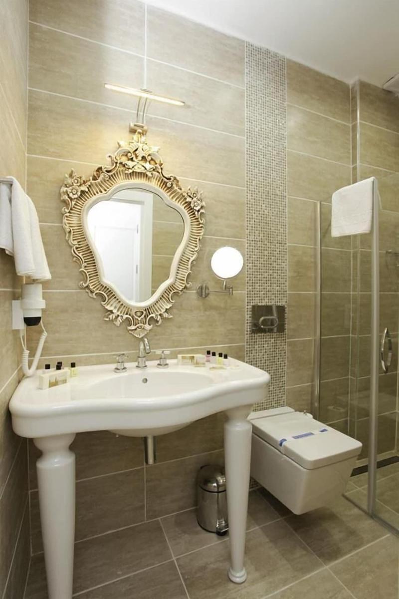 The White Swan Suites image