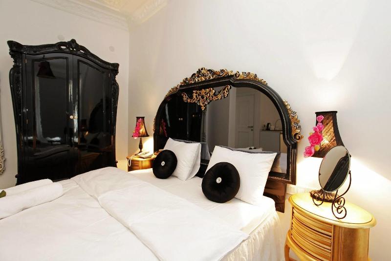 The White Swan Suites image