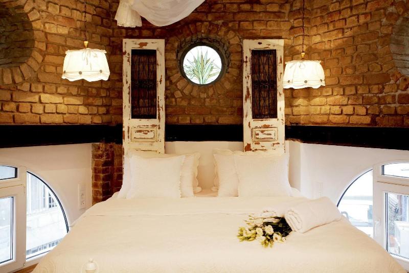 The White Swan Suites image