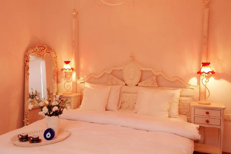 The White Swan Suites image