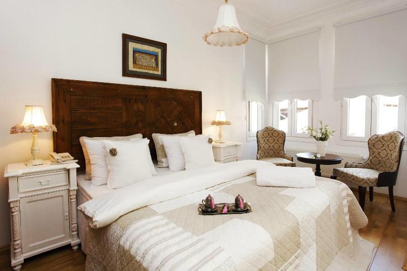 The White Swan Suites image