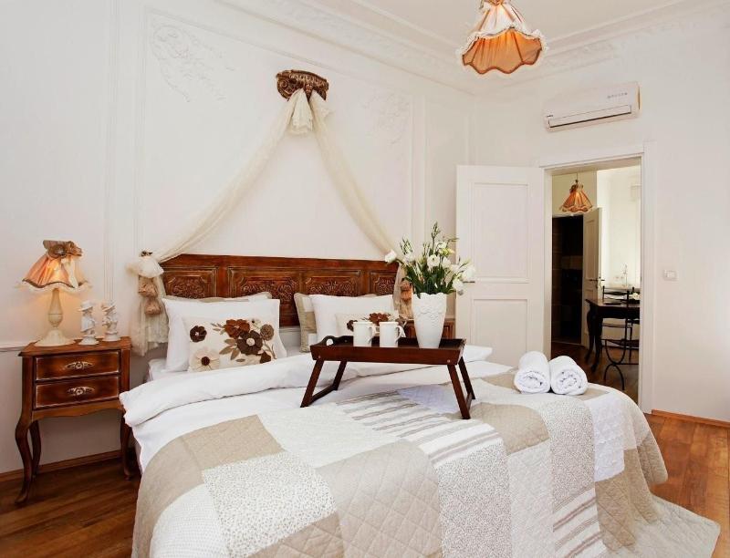 The White Swan Suites image