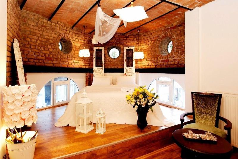 The White Swan Suites image