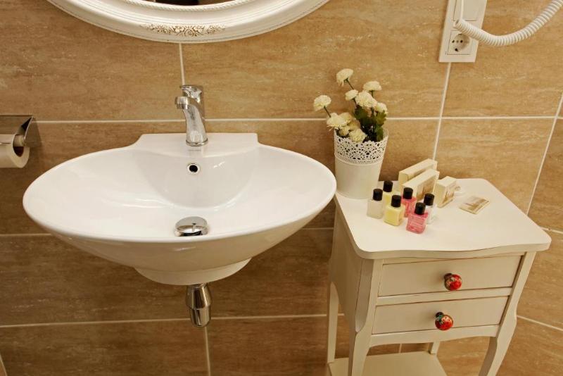 The White Swan Suites image