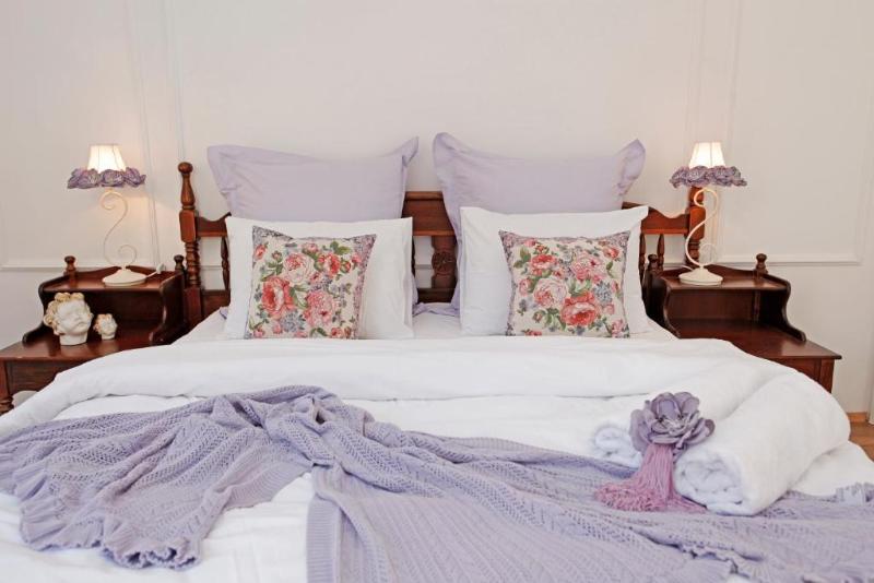 The White Swan Suites image