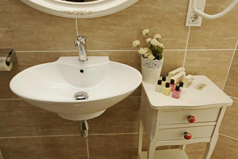 The White Swan Suites image