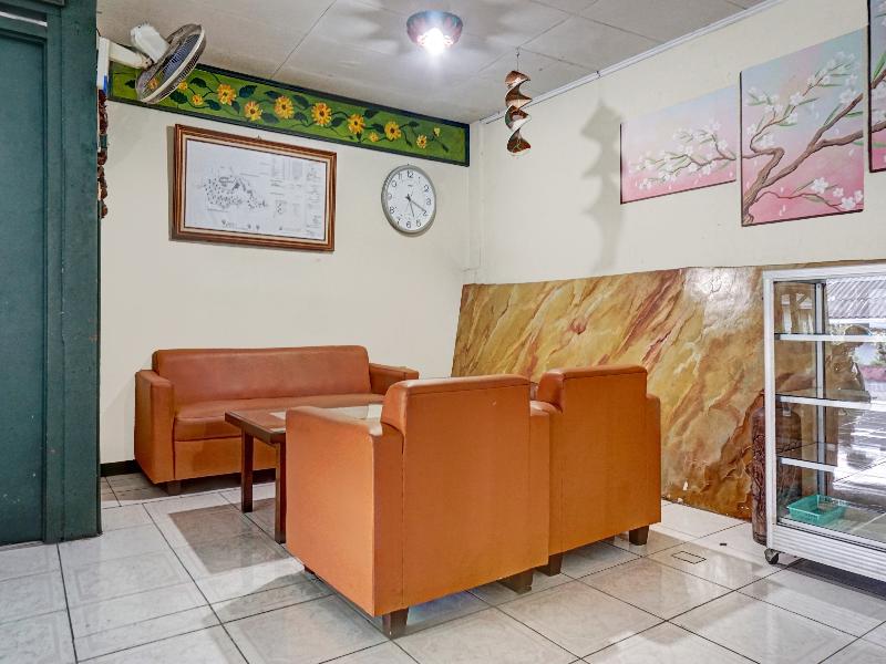 OYO 90596 Hotel Griya Astoeti image
