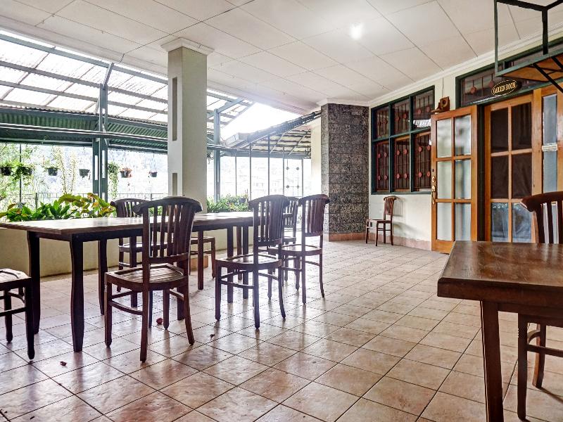 OYO 90596 Hotel Griya Astoeti image