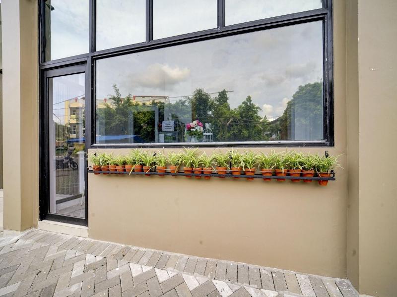 90778 River inn Malioboro image