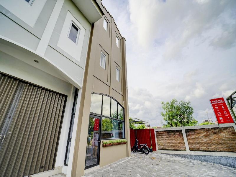 90778 River inn Malioboro image